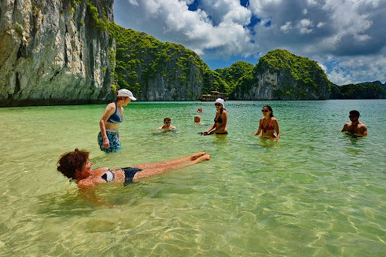Swimming Spots in Halong Bay – Best Places to Swim on a Luxury Cruise